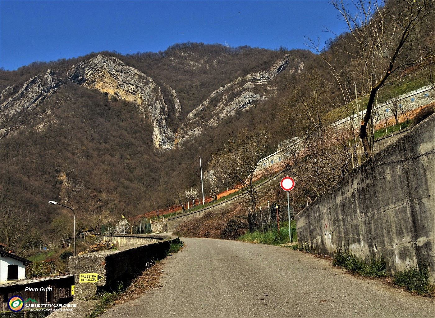 09 Seguendo le indicazioni 'Palestra di roccia' per salire alle 'Falesie  al Boer.JPG